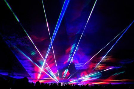 An allen zehn Abenden finden auf dem Weserfestplatz im Gartenschaupark mehrere atemberaubende Lasershows statt.LightArt Productions Detmold 