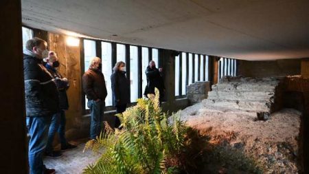 Museumsführer O. Mühlenbein mit Besucher:innen an mittelalterlichen Fundamenten