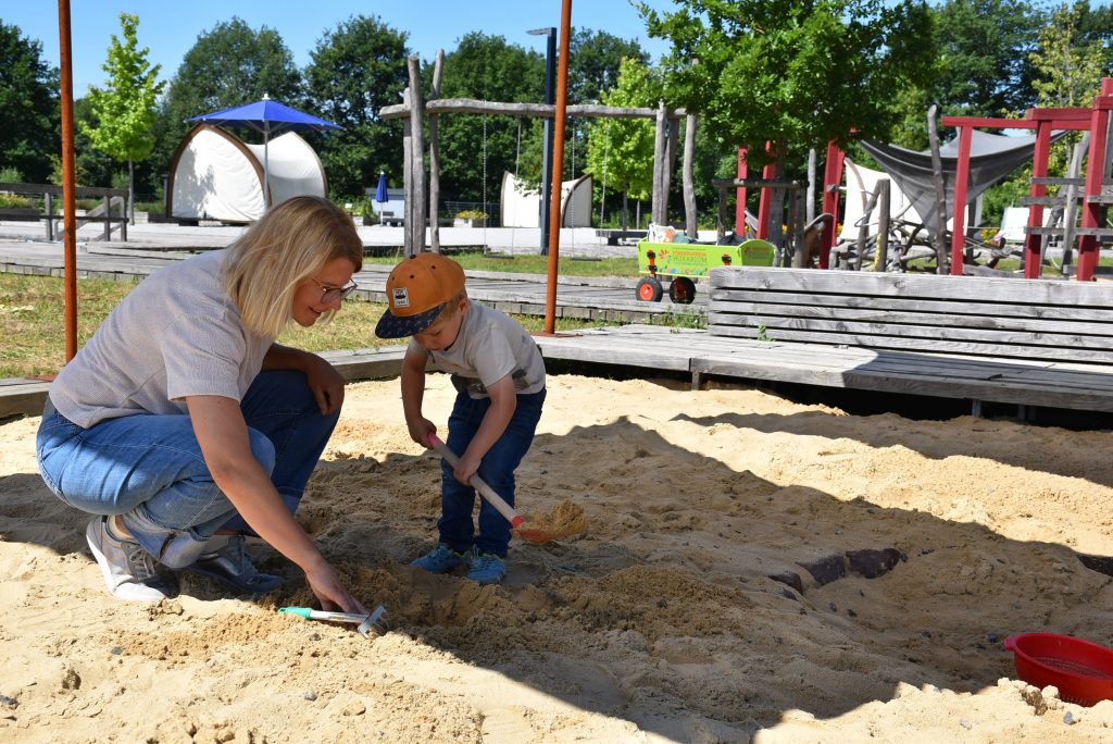 Auf dem Abenteuerspielplatz können sich Kinder verschiedener Altersstufen austoben – vom großen Kletterturm über einen Hangel- und Balancier-Parcours bis zum großen Archäologie-Sandkasten gibt es viele Beschäftigungsmöglichkeiten.