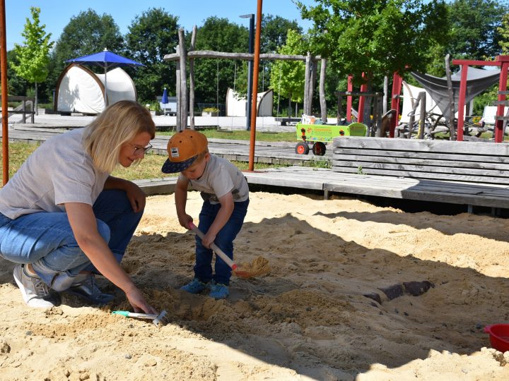 Auf dem Abenteuerspielplatz können sich Kinder verschiedener Altersstufen austoben – vom großen Kletterturm über einen Hangel- und Balancier-Parcours bis zum großen Archäologie-Sandkasten gibt es viele Beschäftigungsmöglichkeiten.